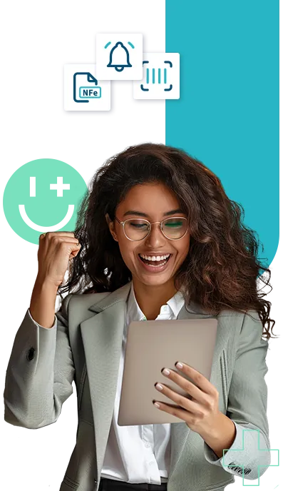 Mulher comemorando o fluxo de régua de cobranças automatizada.